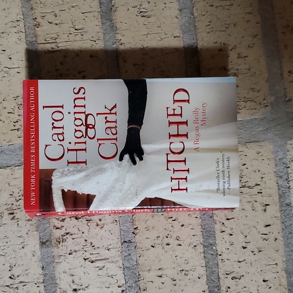 Hitched by Carol Higgins Clark - Picture 1 of 2
